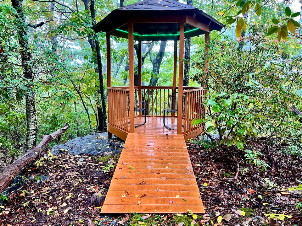 Rockstar Ridge mountain cabin and decks
