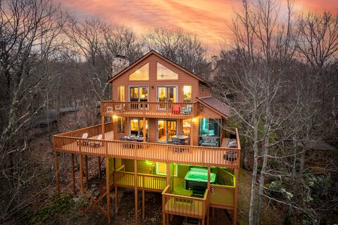 Views! Hot Tub, Pool Table, Wood Fireplaces, Grill