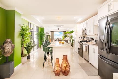 Jungle Oasis: Sea&City Views with Ruby Sunsets