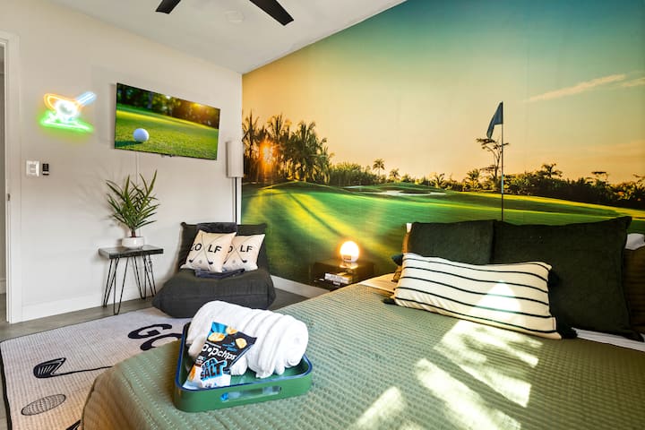 Les amateurs de golf peuvent se faufiler dans cette chambre à thème, avec une fresque murale et une télévision audacieuses.
