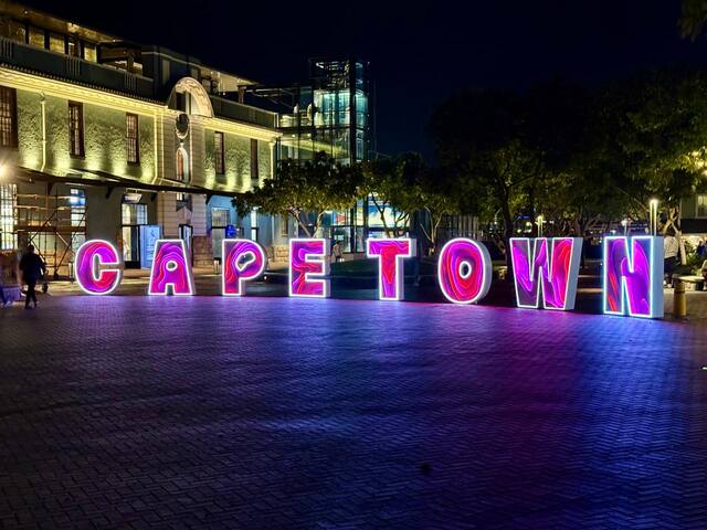 Deluxe 2 Bedroom Ground floor Apartment V&A Marina gallery image 3