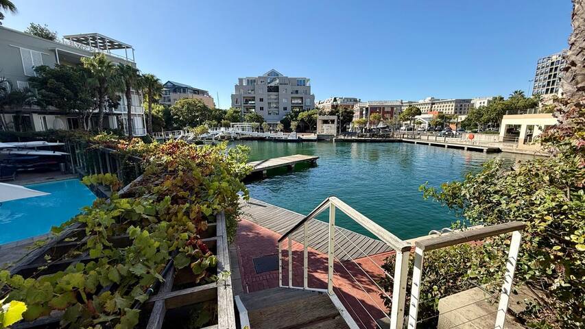 Deluxe 2 Bedroom Ground floor Apartment V&A Marina gallery image 5