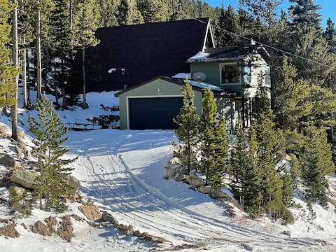 Winter Getaway! Hot Tub, Glacier Views, Fireplace