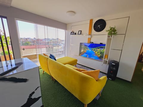 "Incredible" Rossyland Terrace/Close to airport.
