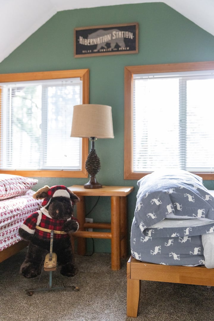 מיטת קווין סייז אחת, טווין אחד (למעלה)