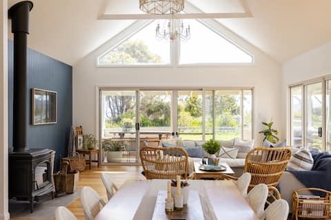 The Pearl - Beachfront, Water Views, Outd'r shower