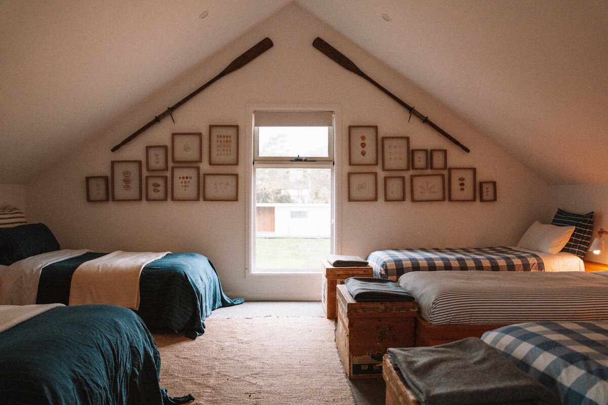 宽敞的第五间卧室，配备5张床。 两张加大双人床和三张单人床，紧邻楼上的休息室。