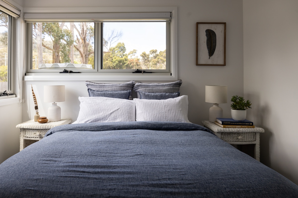 3号卧室配有水景和遮光百叶窗。