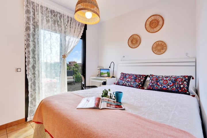 غرفة نوم بسرير مزدوج في الطابق الأرضي ، مع مخرج إلى الحديقة الخلفية 