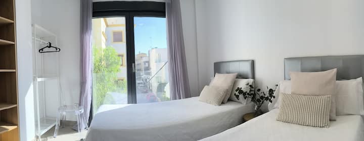 Спалня с две единични легла от 90. Голям балкон със светлина и слънце.