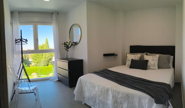 Двойна спалня с изглед към градината на 2 - ри етаж