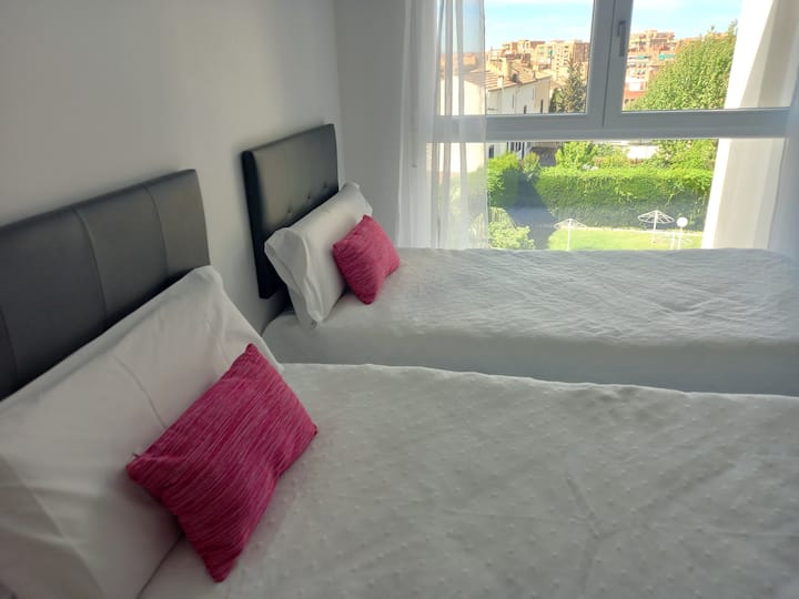 Спалня с две единични легла от 90. Големи прозорци със светлина и слънце. Изглед към градината. 