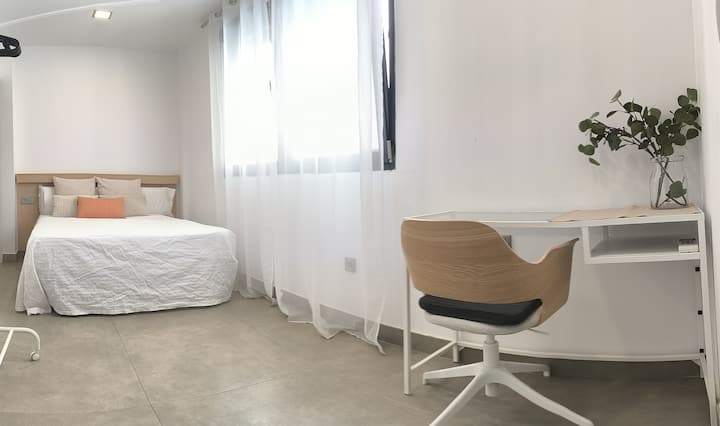 Достъп за инвалидни колички в спалнята на приземния етаж. Голямо двойно легло king size за сватба