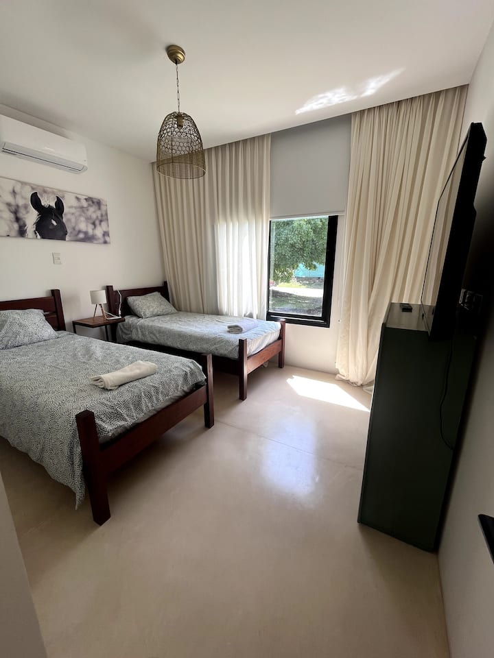 Стая 3 с телевизор и топъл студен въздух 