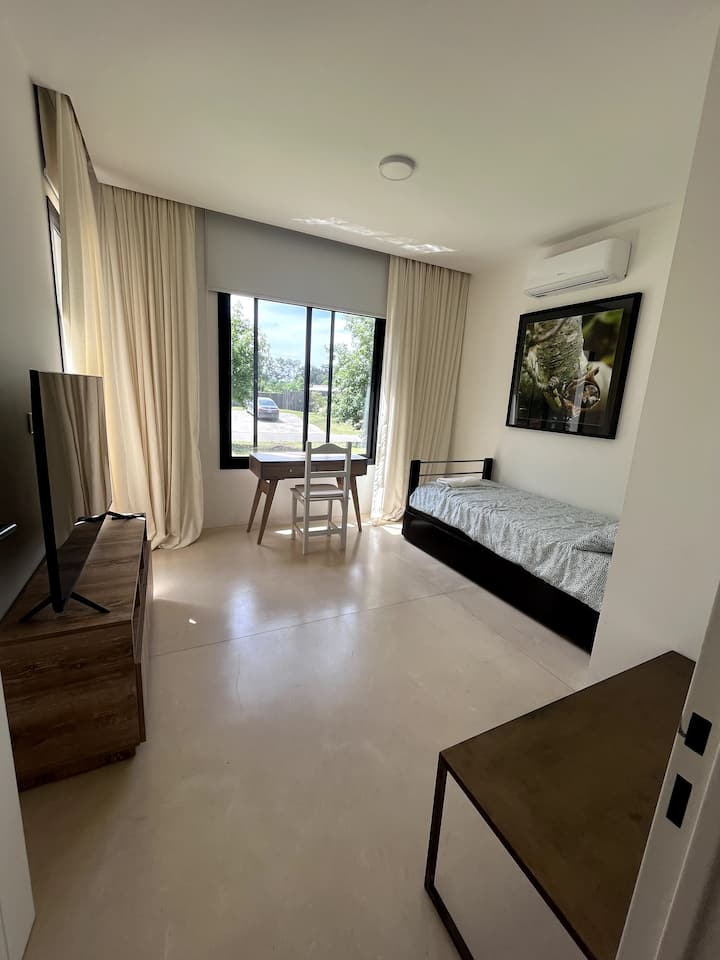 Стая 4 с бюро, телевизор и топъл студен въздух 