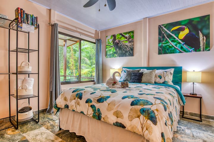 მე-2 საძინებელი. ახალი უშუქო ფარდები და მსუბუქი საბანი. Სურვილისამებრ, სათადარიგო დამამშვიდებლებიც გვაქვს.

„სტუმრობისთვის ყველაფერი გვჭირდებოდა: კომფორტული საწოლები, ლამაზი მისაღები ოთახი, სუფთა სააბაზანოები, სამზარეულო, რომელშიც ყველაფერია, რაც გჭირდებათ, სააბაზანო“.