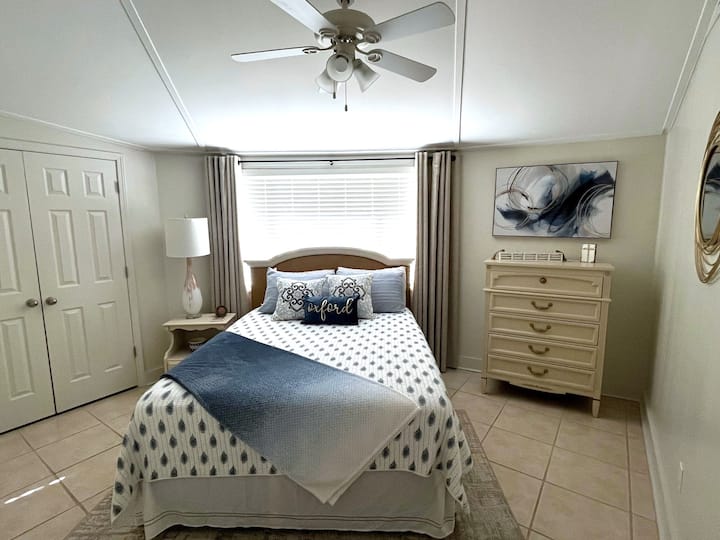 Spálňa č.3
Komoda s manželskou posteľou veľkosti Queen 
