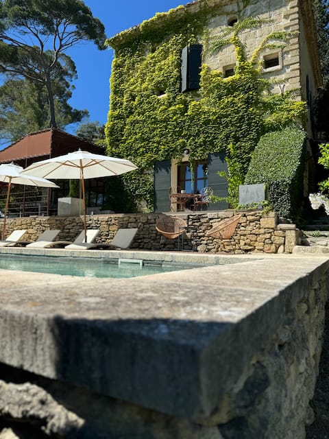 "La Magnanerie d 'Aubais"