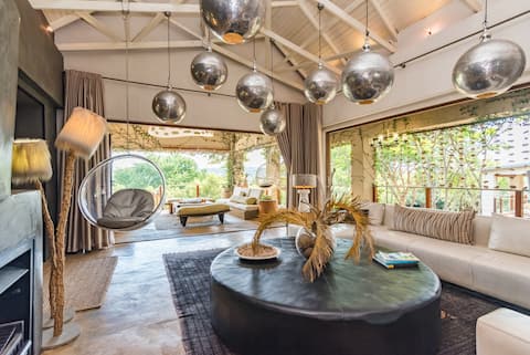 Luxurious Hideaway Villa (4 King Beds)