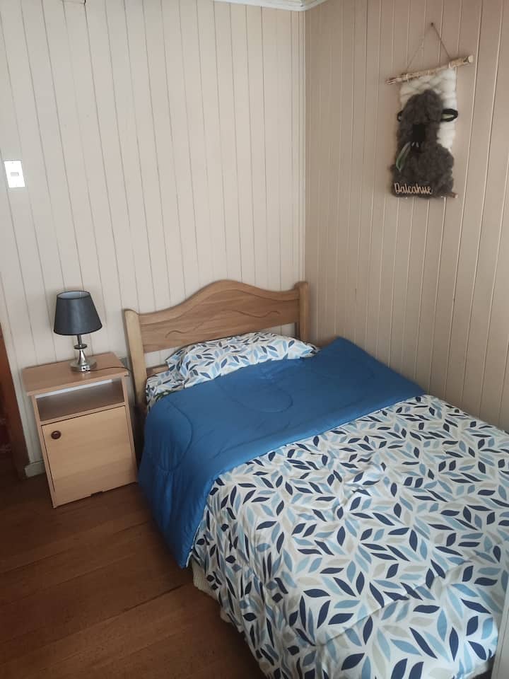 Camera 4: Camera singola attrezzata con un letto lungo 200 cm e largo 110 cm, ideale per un soggiorno confortevole e privato.