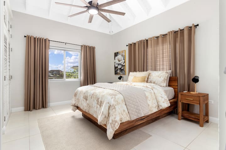 Cozy room with a comfy queen bed