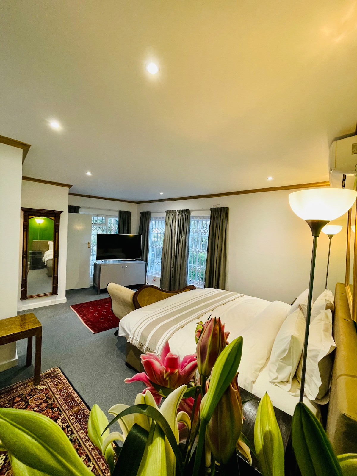 Televisor LED UHD de 65 pulgadas en el dormitorio.