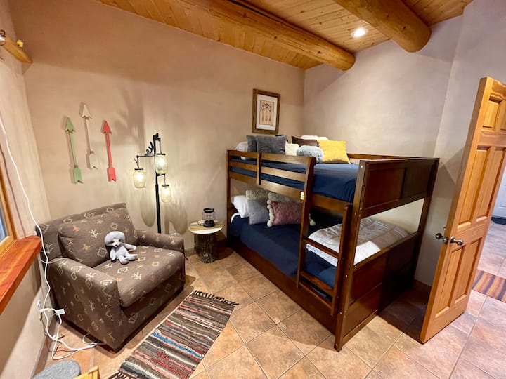 Chumba cha Ghorofa. (2) Vitanda vya Ukubwa Kamili na (1) Twin Pull-Out Trundle. Chumba cha Kupiga Kambi, kilichojaa midoli, mafumbo, michezo kwa ajili ya watoto. 