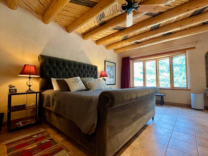 Master Bedroom, "The Chalet". King size Bed, TV, na Mountain Views. 