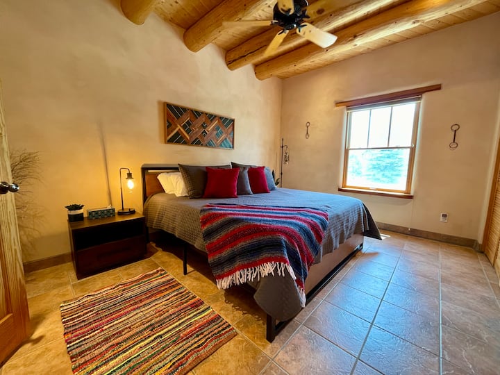 Chumba cha kulala cha Mgeni, "Lonesome Dove". Kitanda aina ya King Size, Kabati Pana na Bafu Kamili.