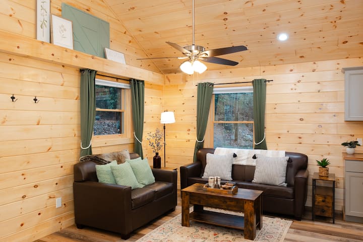 Las acogedoras noches se relajan en el sofá cama de dos plazas o queen. Perfecto para compartir historias y relajarse después de las aventuras.