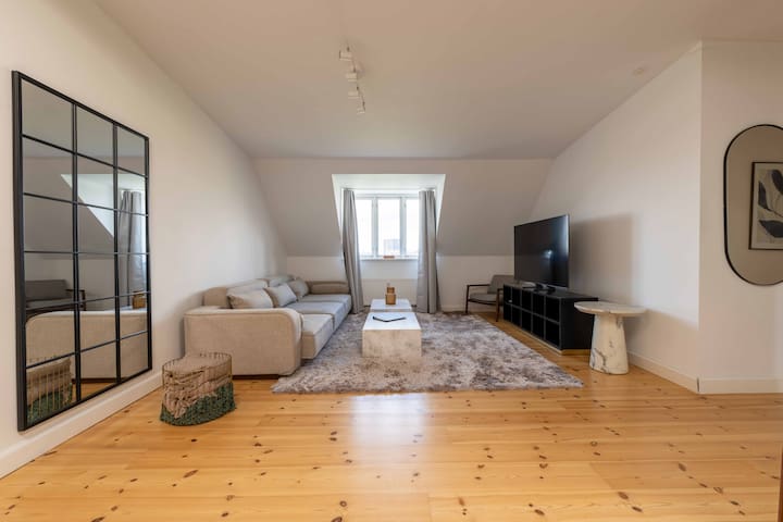 Bright 3BR Flat with Balcony & Amazing Lake View