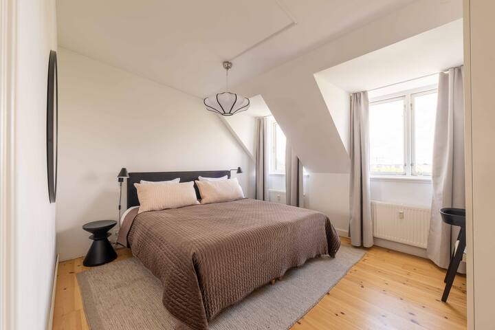 Bright 3BR Flat with Balcony & Amazing Lake View gallery image 2