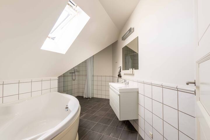 Bright 3BR Flat with Balcony & Amazing Lake View gallery image 5