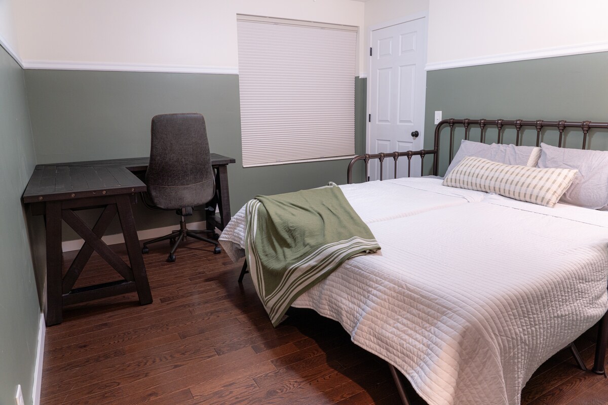 Spavaća soba na gornjem katu sa stražnje strane kuće, s 2 odvojena kreveta koji mogu prenamijeniti 1 bračni krevet. uključuje radni stol
