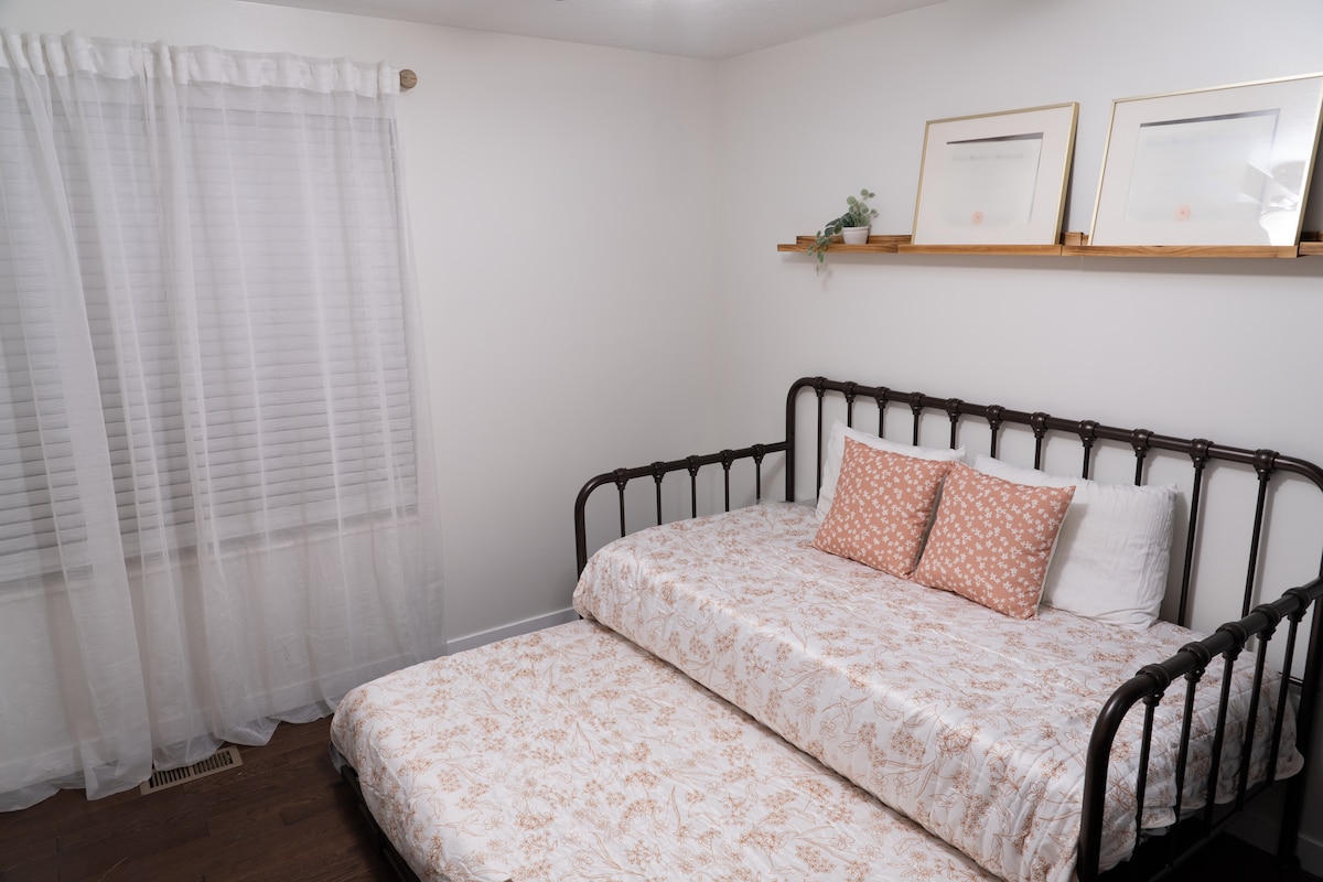 Spavaća soba na gornjem katu 2 s 1 bračnim krevetom ili 2 odvojena kreveta u prednjem dijelu kuće