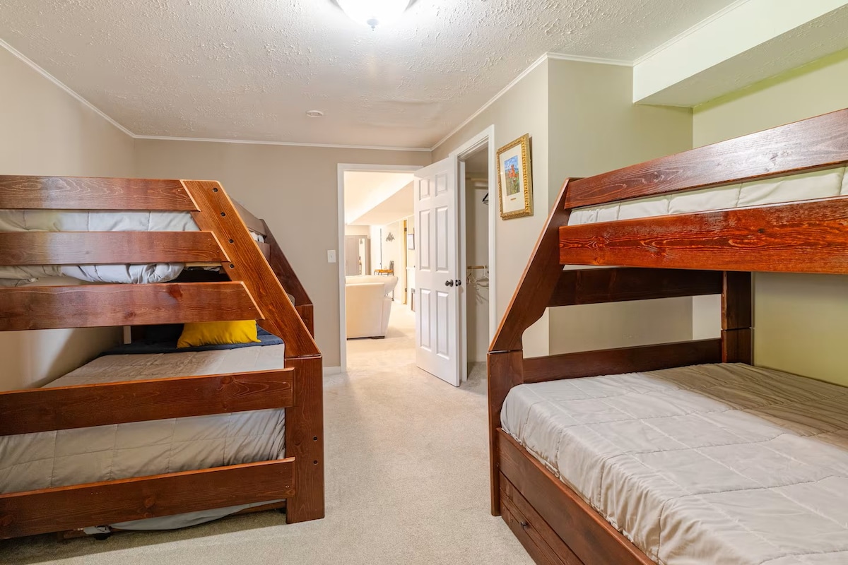 Soba na kat u podrumu uključuje: 2 gornja odvojena kreveta, 2 bračna kreveta i 2 pomoćna kreveta. U ovom se ormaru nalazi i putni krevetić