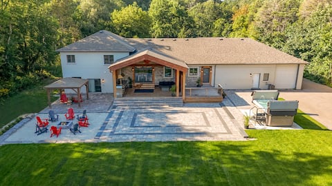 King Estate Barrie w Spa | 7 Bedroom | Sleeps 20