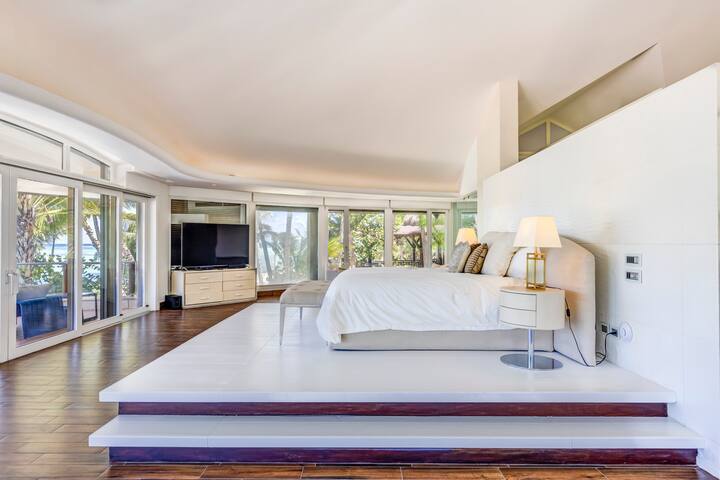 Luxury Beachfront Escape – Blue Oasis