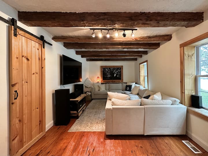 Gorgeous 1835 Farmhouse W. Lake/mtn Views! - Grand Isle, VT