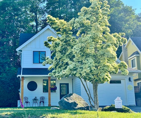 Entire home, 5 min walk to the beach, & restaurant