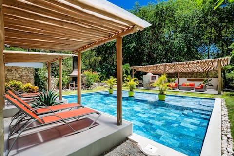 Hidden Gem W/Pool & A/C. Near Beach. FREE Parking
