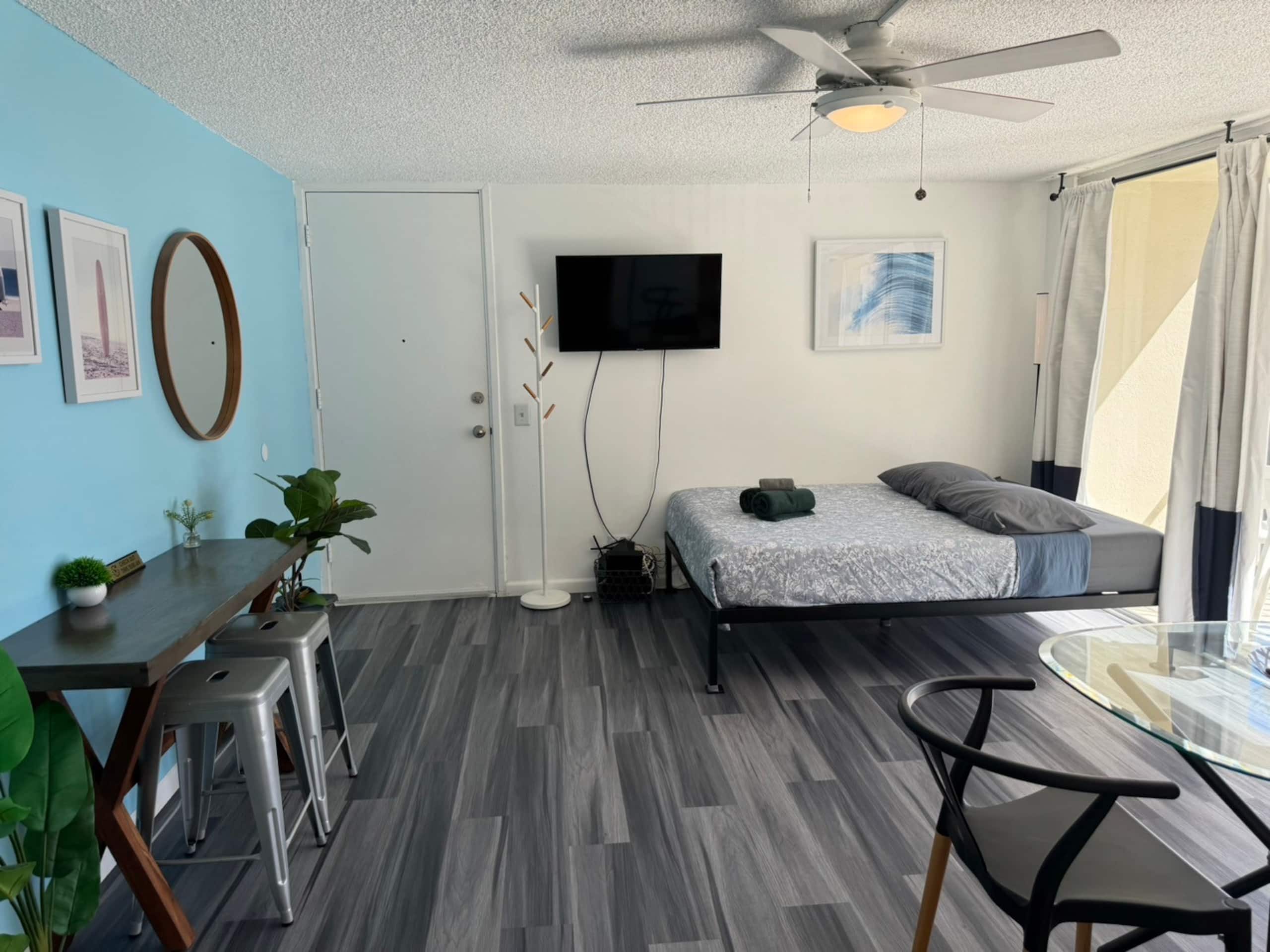 Condo in Honolulu · ★4.83 · Studio · 1 bed · 1 private bath - Image 13