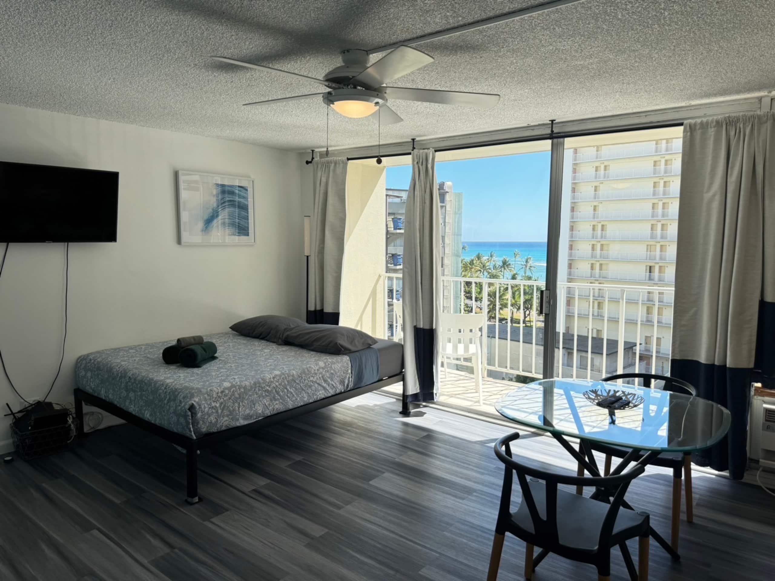 Condo in Honolulu · ★4.83 · Studio · 1 bed · 1 private bath - Image 14