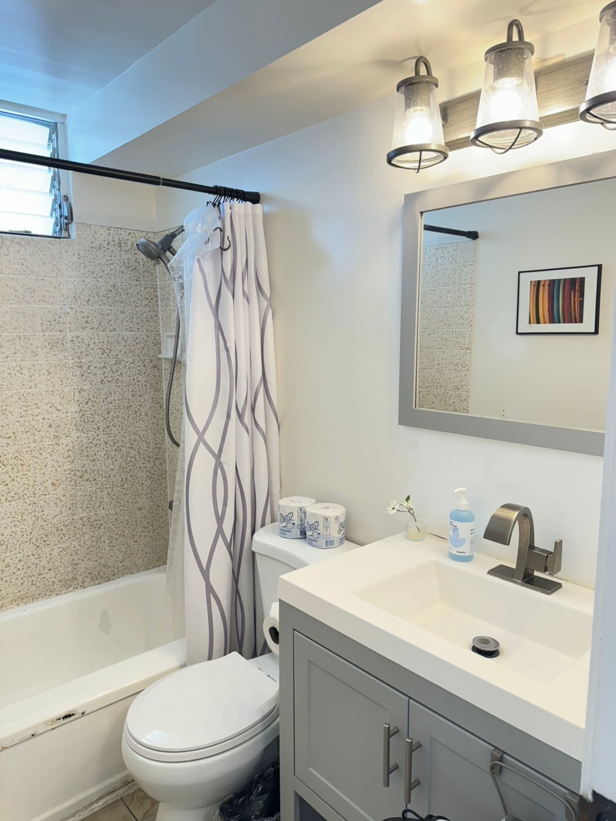 Condo in Honolulu · ★4.83 · Studio · 1 bed · 1 private bath - Image 8