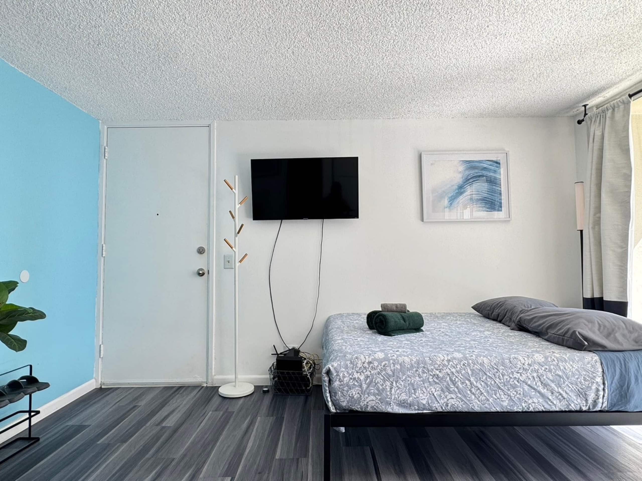 Condo in Honolulu · ★4.83 · Studio · 1 bed · 1 private bath - Image 16