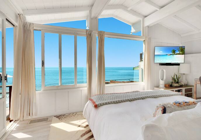 Oceanfront Malibu home gallery image 3