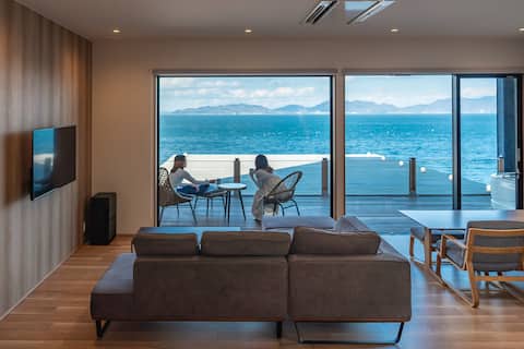 1-minute walk to the sandy beach  Enjoy the sound of the waves on the terrace. Quad room with a jacu