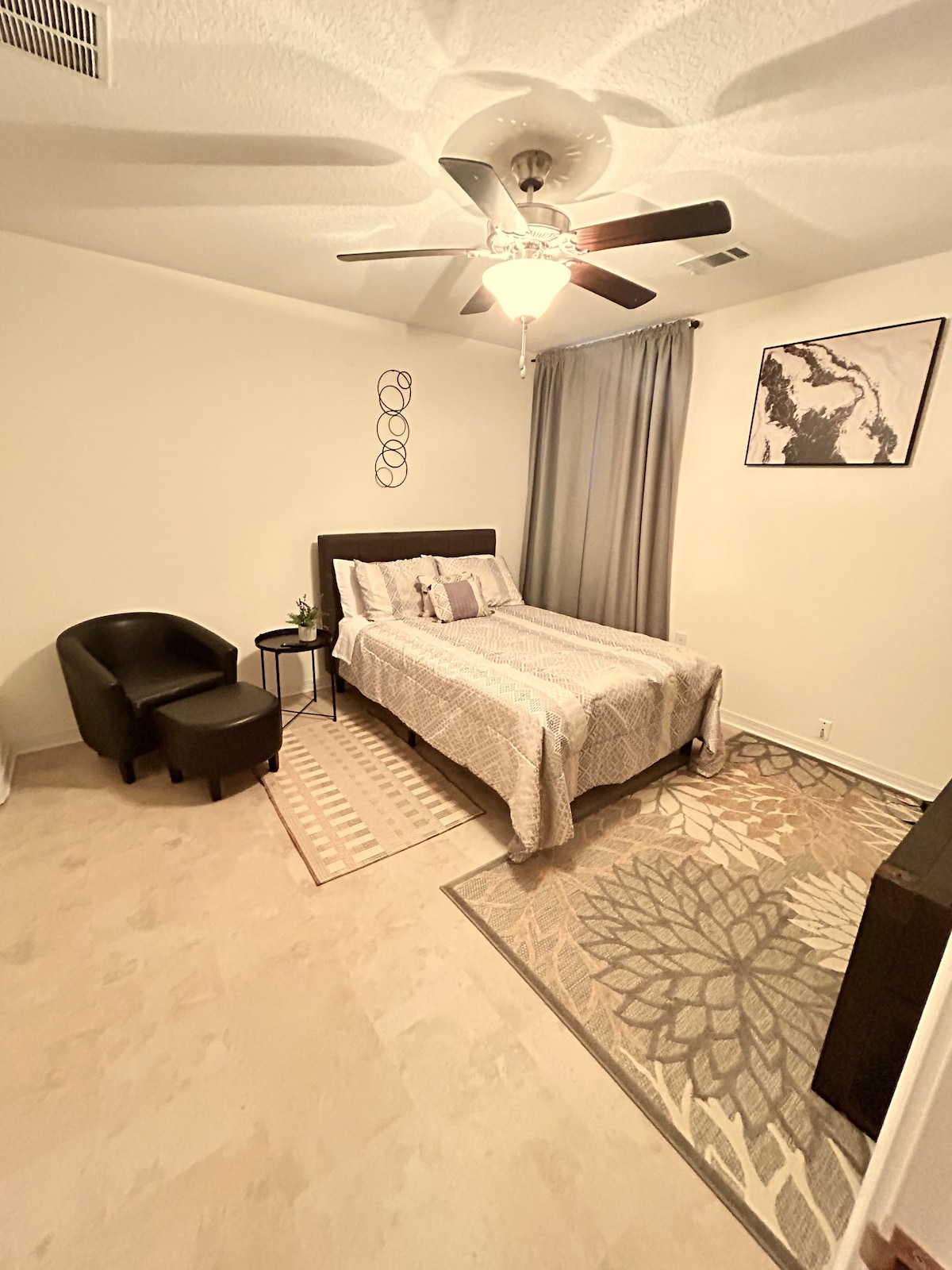 2号卧室、全尺寸床、65英寸智能电视、步入式衣橱