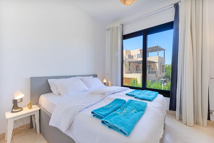 Schlafzimmer 1 mit integriertem Badezimmer