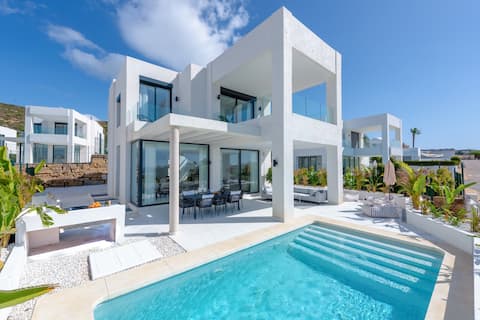 Villa Alvar with Seaview, Pool, Gym & movie room